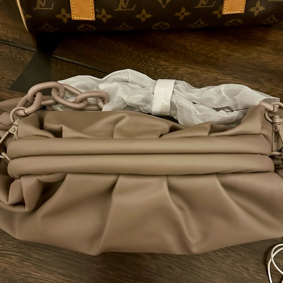 NWT Badgley Mischka Taupe Snap Framed - Picture 6 of 7